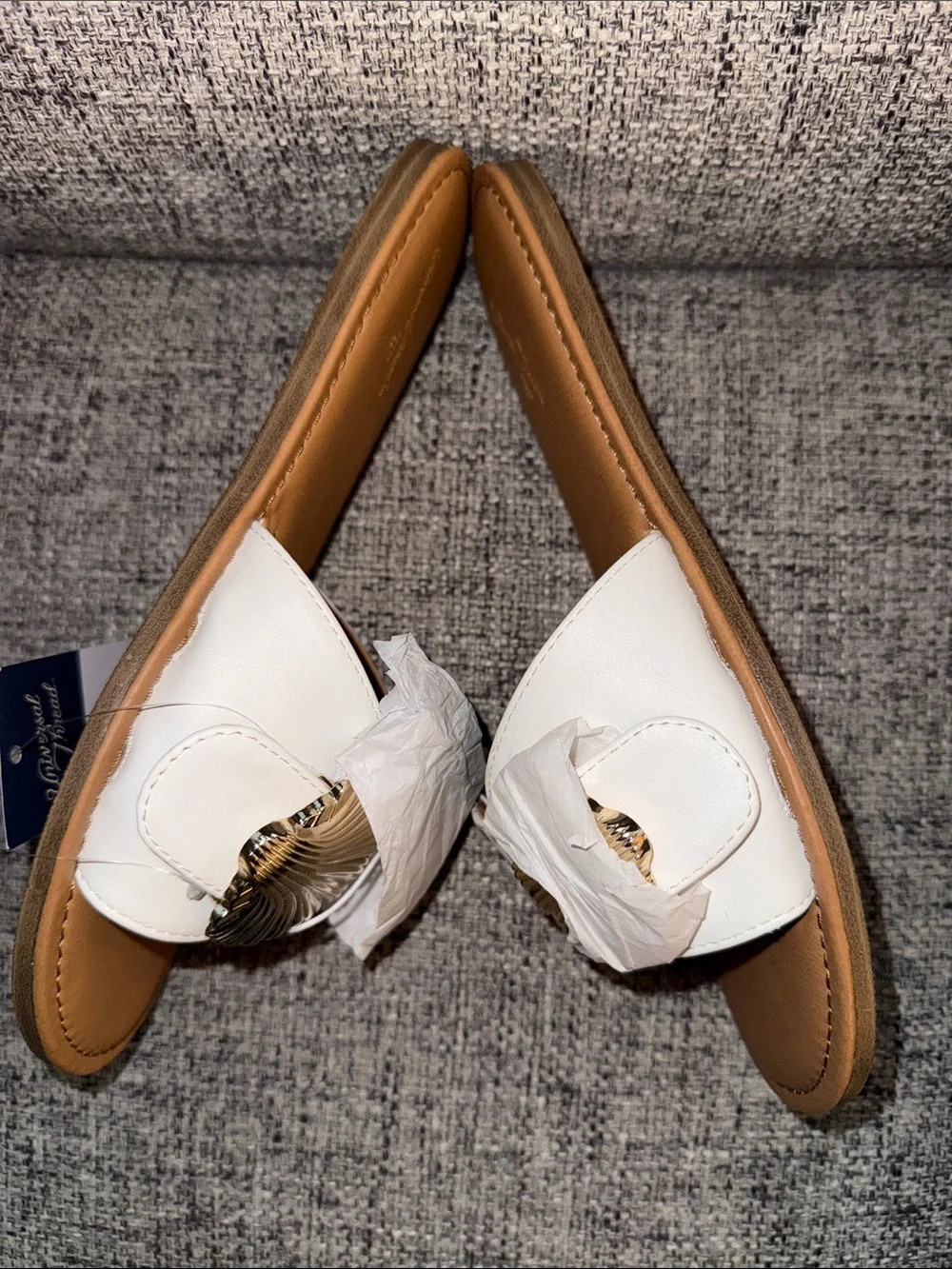 NWT Universal Thread White Slide Sandals w/ Gold Shell Accent beach casual sz 9 - Picture 5 of 6